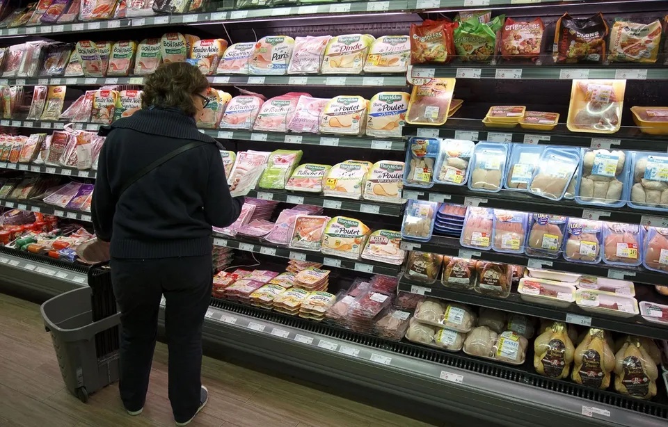 Rayon charcuterie dans un supermarché