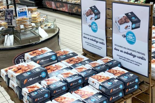 Rayon viennoiserie avec boites de croissants en carton